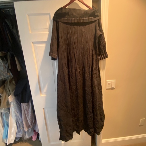Black dress with two pockets. Very easy to pack/travel/wash/dry - Picture 2 of 2